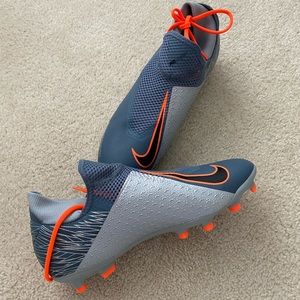 Brand new size 8 Nike cleats